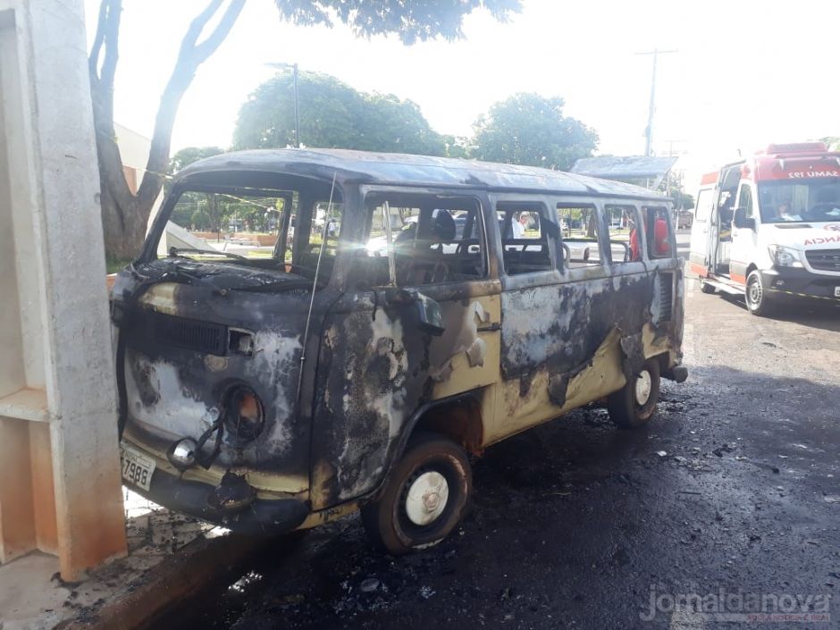 Kombi fica destruída por incêndio no centro de Nova Andradina