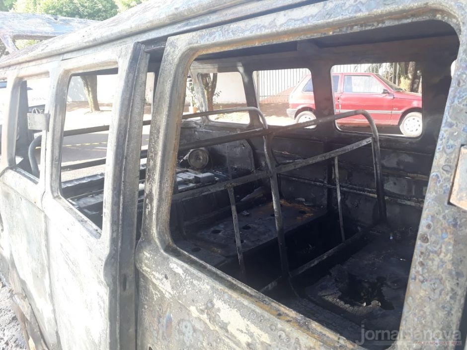 Kombi fica destruída por incêndio no centro de Nova Andradina