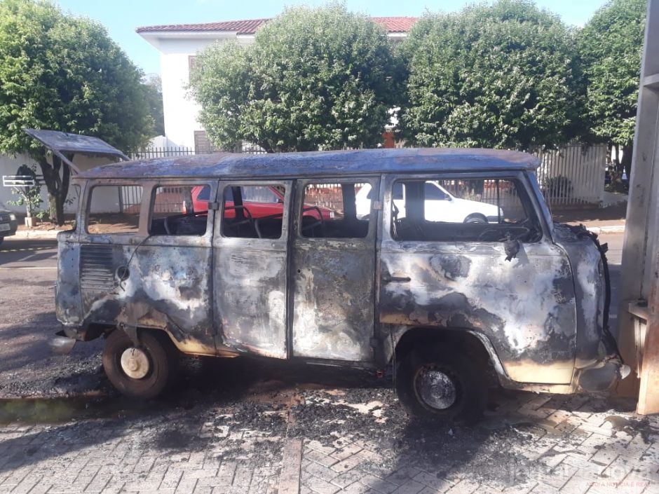 Kombi fica destruída por incêndio no centro de Nova Andradina