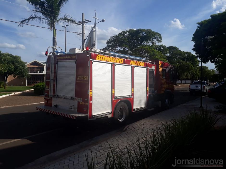 Kombi fica destruída por incêndio no centro de Nova Andradina
