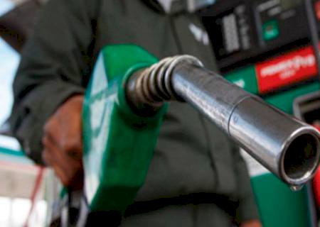 Em meio a polêmica, Petrobras reduz preço da gasolina e do diesel nas refinarias