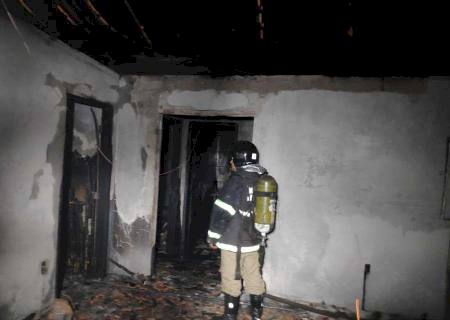 Residência é destruída por incêndio em Dourados