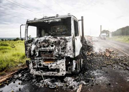 Caminhão com alimentos pega fogo e motorista acaba preso por embriaguez