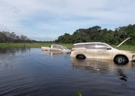 DOF recupera dois veículos com placas ''frias'' abandonados em região alagada de Aquidauana