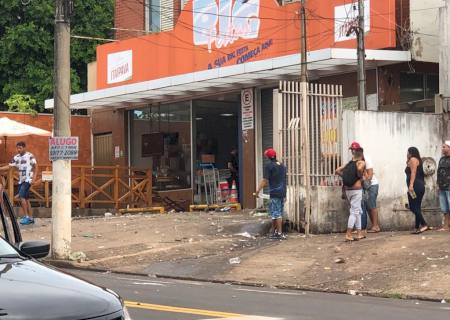 Segurança atira, atinge pessoas durante confusão e conveniência é saqueada na Capital