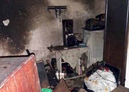 Casa é destruída por incêndio e moradora morre asfixiada em MS