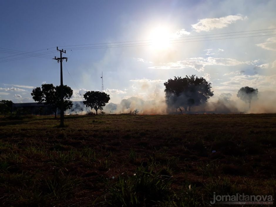 Incêndio atinge vegetação próximo da antiga instalação da Viação Motta em Casa Verde