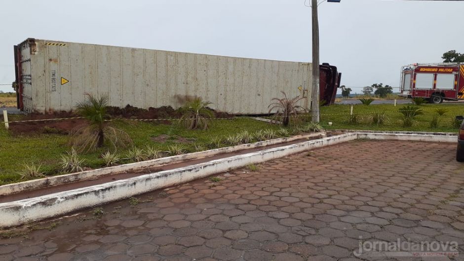 Carreta carregada com carne de frango tomba na rotatória de Nova Casa Verde