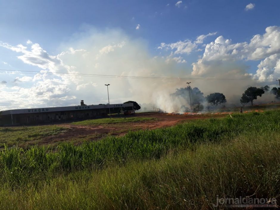 Incêndio atinge vegetação próximo da antiga instalação da Viação Motta em Casa Verde