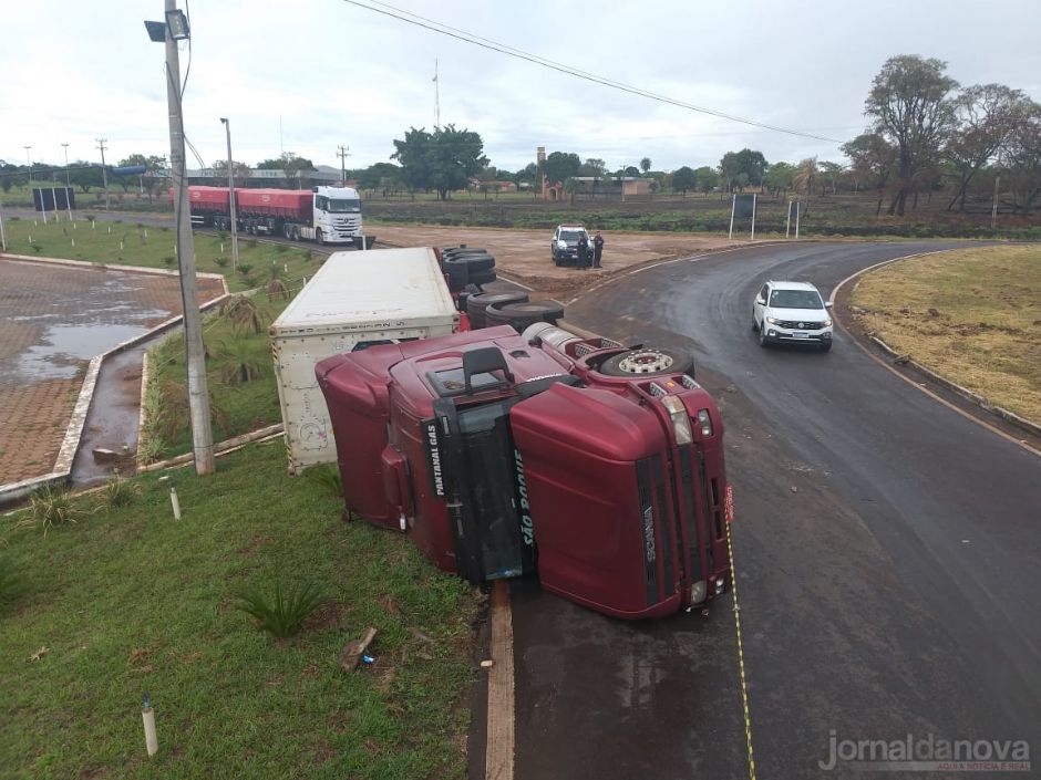 Carreta carregada com carne de frango tomba na rotatória de Nova Casa Verde