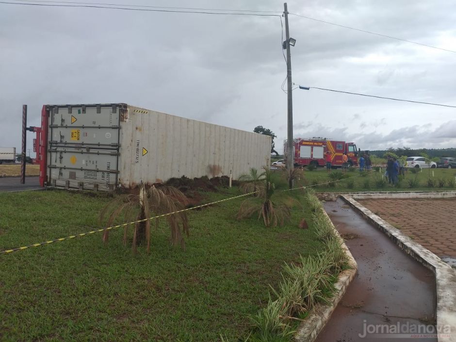 Carreta carregada com carne de frango tomba na rotatória de Nova Casa Verde