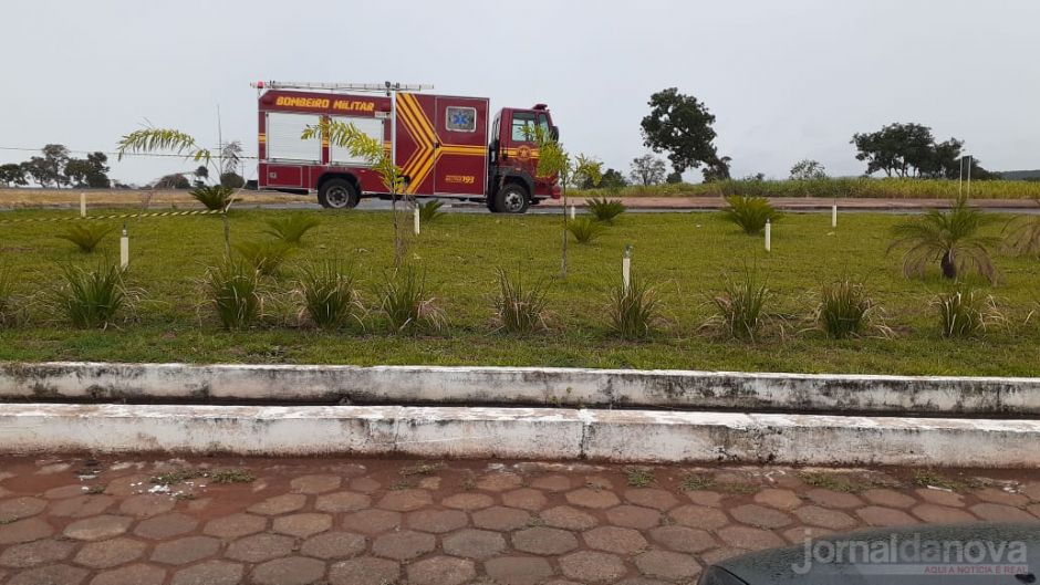 Carreta carregada com carne de frango tomba na rotatória de Nova Casa Verde
