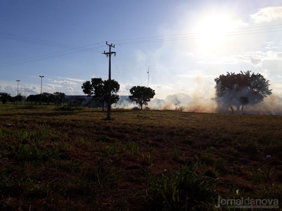 Incêndio atinge vegetação próximo da antiga instalação da Viação Motta em Casa Verde