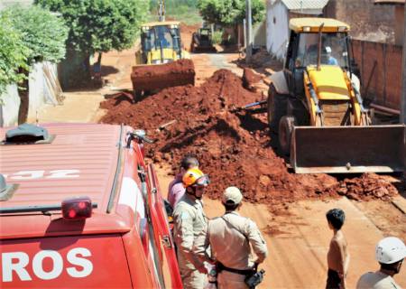 Trabalhador fica parcialmente soterrado em obra no Argemiro Ortega