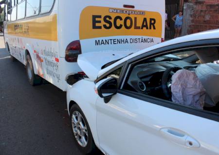 Carro colide na traseira de ônibus escolar em Nova Andradina