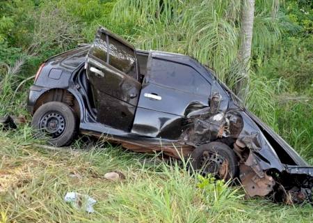 Jovem morre após colidir veículo de passeio em carreta entre Glória de Dourados e Deodápolis