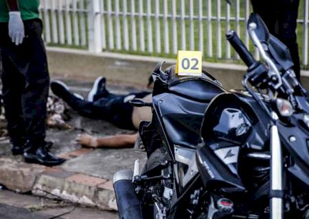 Motociclista é encontrado morto após colidir em meio-fio na Capital
