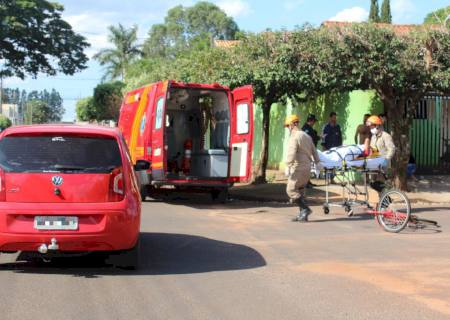 Ciclista cruza rua preferencial e é atingida por carro em Nova Andradina