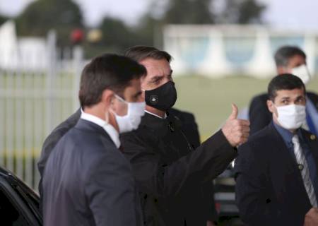 Bolsonaro sanciona lei que torna obrigatório o uso de máscara