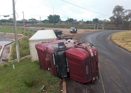 Carreta carregada com carne de frango tomba na rotatória de Nova Casa Verde