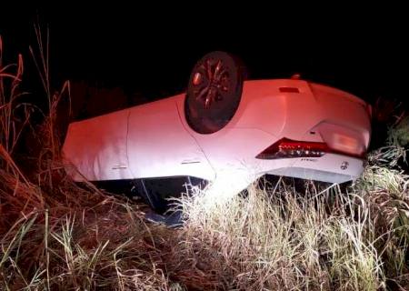 Capotagem deixa três pessoas feridas entre Ivinhema e Deodápolis