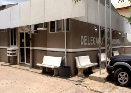 Pelo menos 22 pessoas foram expostas a preso com coronavírus em delegacia