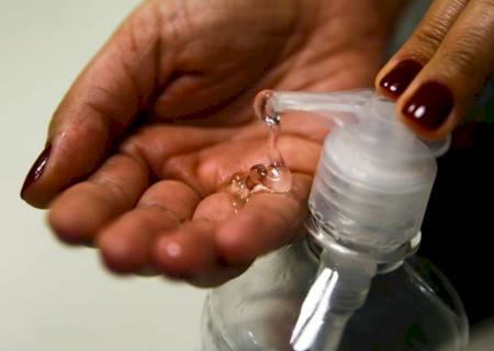Álcool gel: se falsificado, não use; se legalizado, use com cuidado