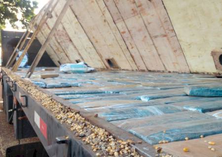 Carreta com quase uma tonelada de maconha foi apreendida em Caarapó