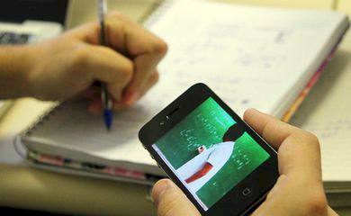Pais e educadores discutem estratégia de ensino infantil em casa