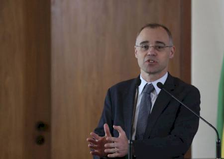 Bolsonaro nomeia André Mendonça para a Justiça e Ramagem para a PF