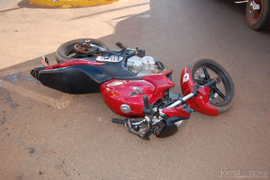 Colisão no centro de Angélica deixa motociclista ferida