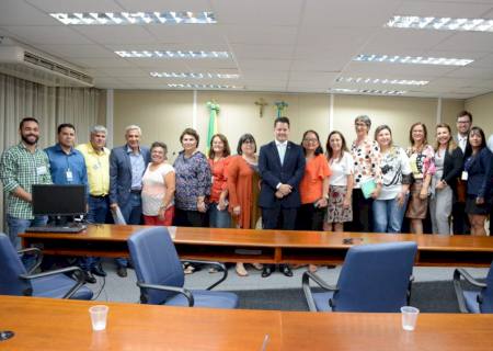 Estado atende Frente do Idoso e instituições de 49 municípios vão receber cestas de alimentos