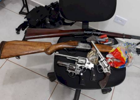 PMA atende denúncia de desmatamento e prende três com cinco armas