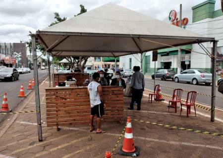 CRAS orienta cidadãos que buscam auxílio emergencial ajudando a reduzir as filas na agência da Caixa