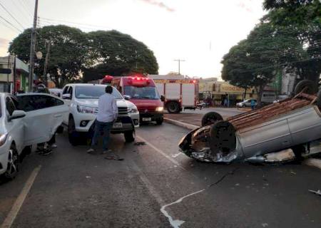 Acidente envolve três veículos no centro de Dourados