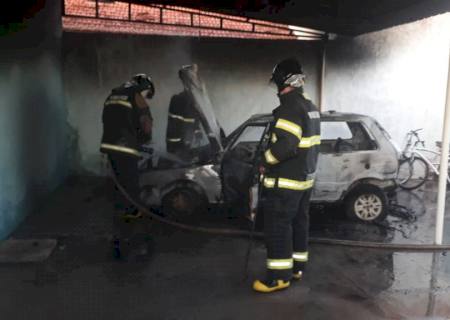 Incêndio destrói carro em Nova Andradina