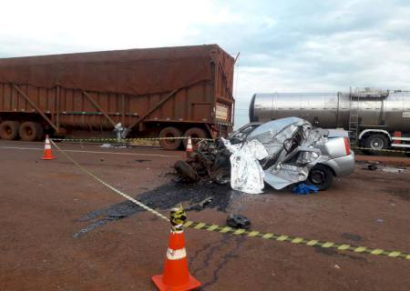 Carro colide com carreta e duas pessoas morrem em Nova Alvorada do Sul