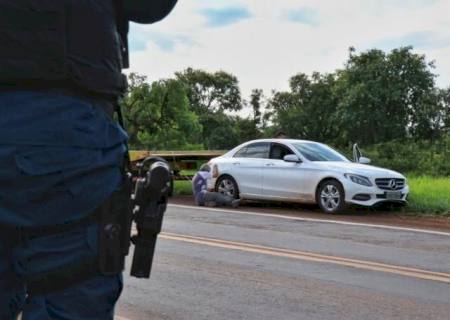 Assaltantes que fizeram família refém e roubaram Mercedes são presos na Capital
