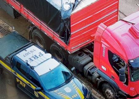 Carreta adulterada e com 450 mil maços de cigarros é apreendida em Dourados