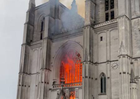Incêndio atinge catedral de Nantes, na França
