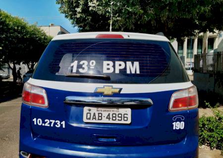 Defensor público é detido após ser flagrado bêbado dormindo com carro ligado na rua