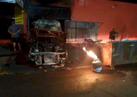 Carro e motos ficam destruídos com incêndio em açougue de Dourados