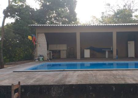 Empresário é autuado por construção ilegal de área de lazer com piscina degradando área protegida