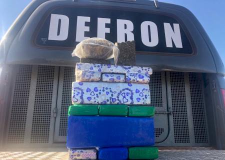 Defron prende mula do tráfico com mochilas recheadas de drogas