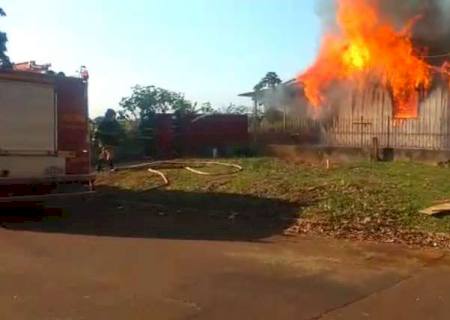 Casa de madeira fica destruída após incêndio em Dourados