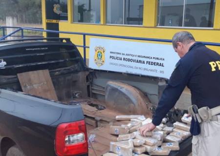 Agentes da PRF descobrem drogas em fundo falso da carroceria de picape