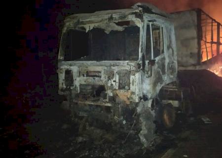 Carreta carregada com soja fica destruída após incêndio em Nova Andradina