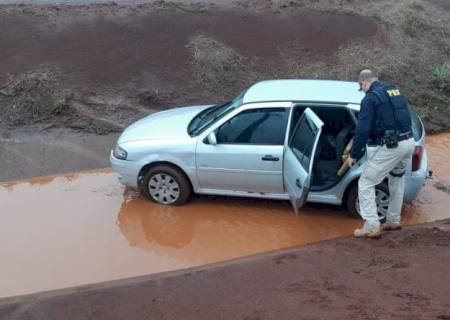 Carro com maconha cai em valeta durante fuga da PRF em Rio Brilhante