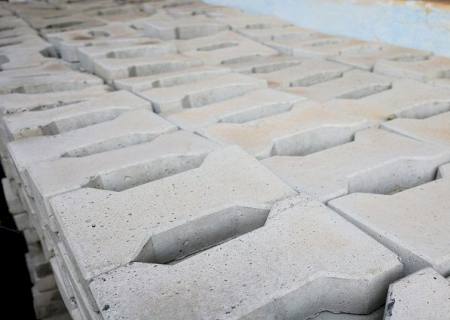 Tijolos de concreto produzidos por detentos serão usados em reformas de praças e escolas