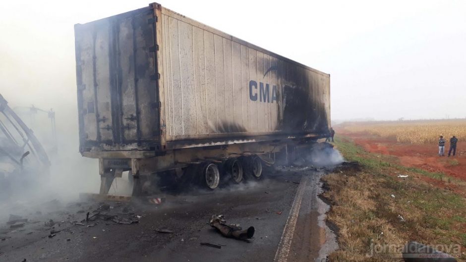 Após colisão, três carretas pegam fogo em grave acidente em Chapadão do Sul
